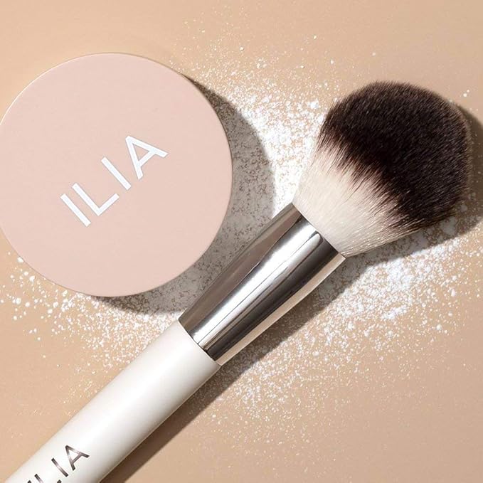 ILIA - Finishing Powder Brush | Non-Toxic, Vegan, Cruelty-Free, Blending With White Wood Handle + Soft, Synthetic Bristles