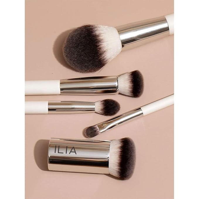 ILIA - Finishing Powder Brush | Non-Toxic, Vegan, Cruelty-Free, Blending With White Wood Handle + Soft, Synthetic Bristles