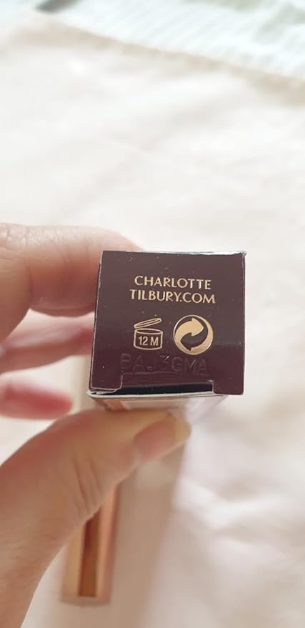 Charlotte Tilbury Hollywood Contour Wand Light-Medium